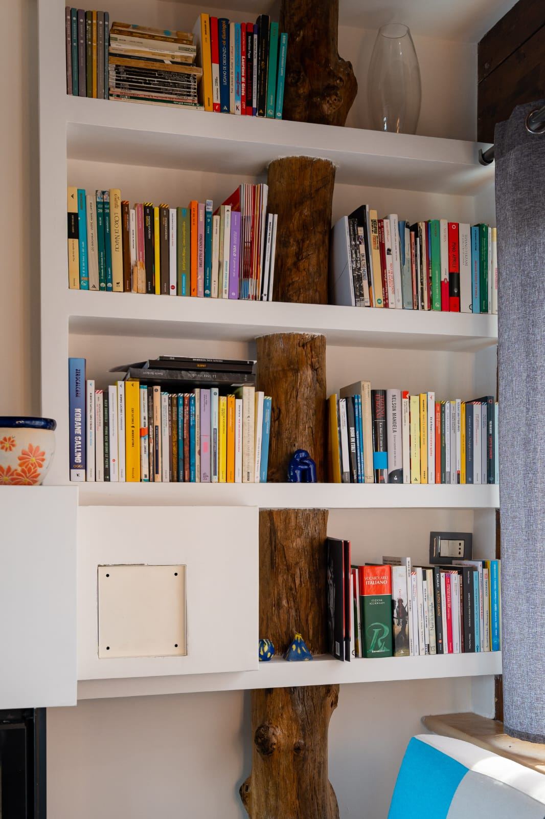 Angolo lettura con libreria del B&B Mythos