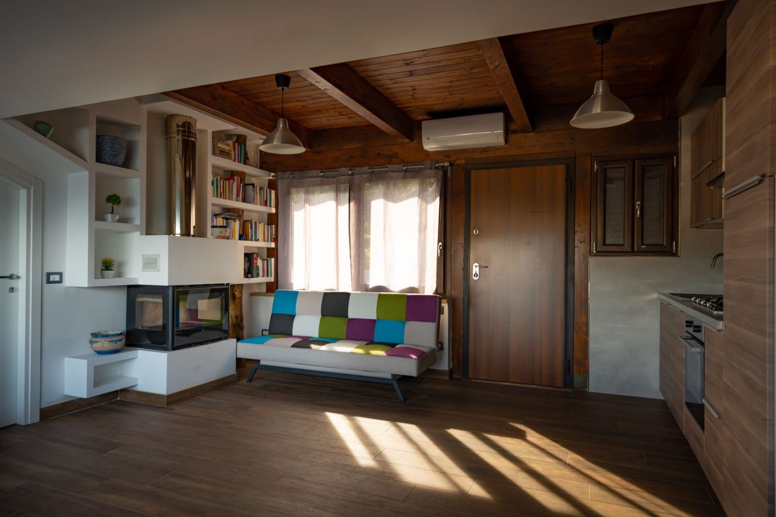 Appartamento Europa: angolo cottura luminoso con finiture in legno