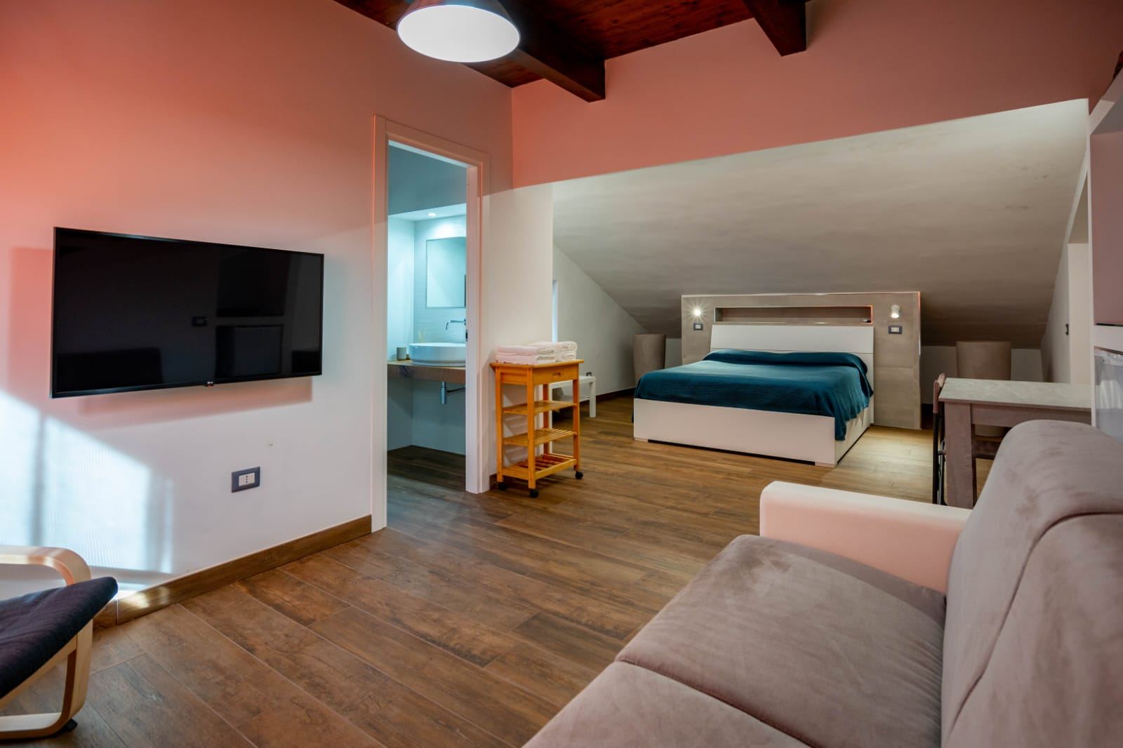Camera Ulisse, camera doppia con TV e angolo relax