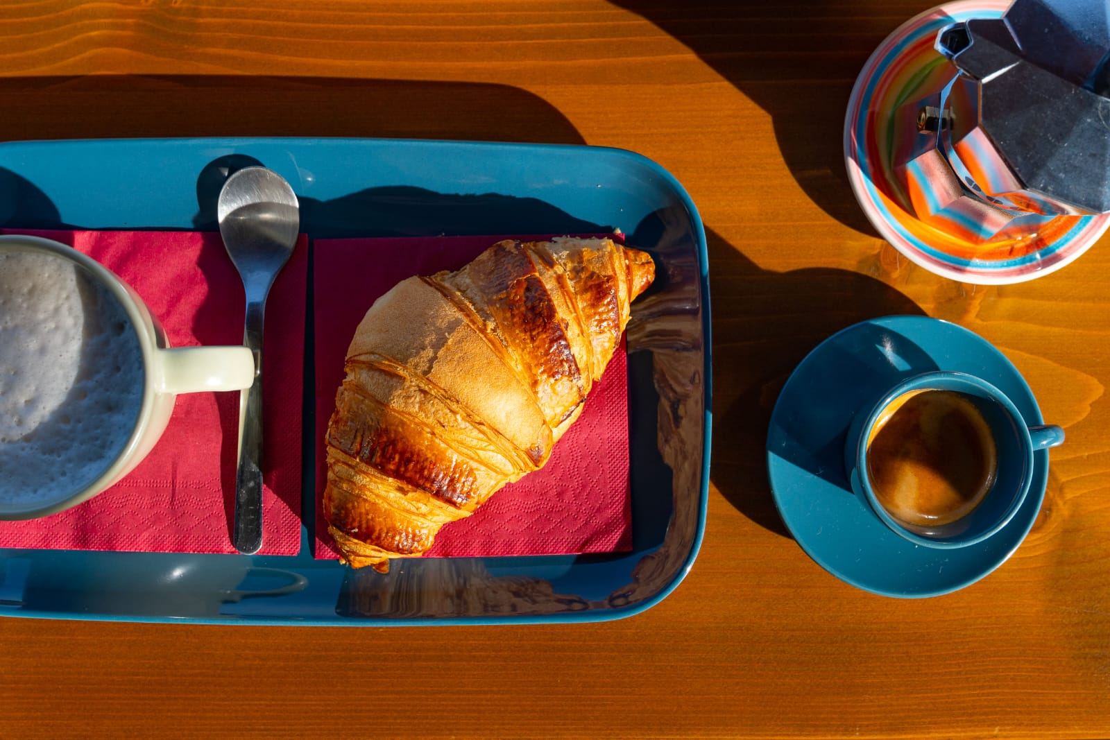 Colazione con cornetto, cappuccino e caffè servita al B&B Mythos di Agropoli