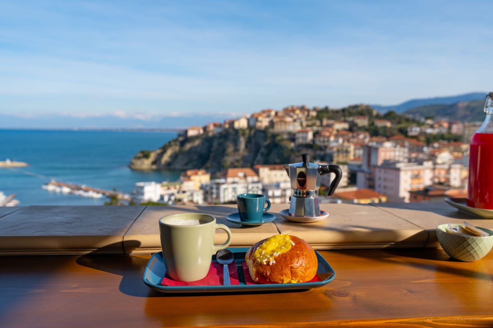 Colazione vista mare al B&B Mythos con il centro storico di Agropoli sullo sfondo