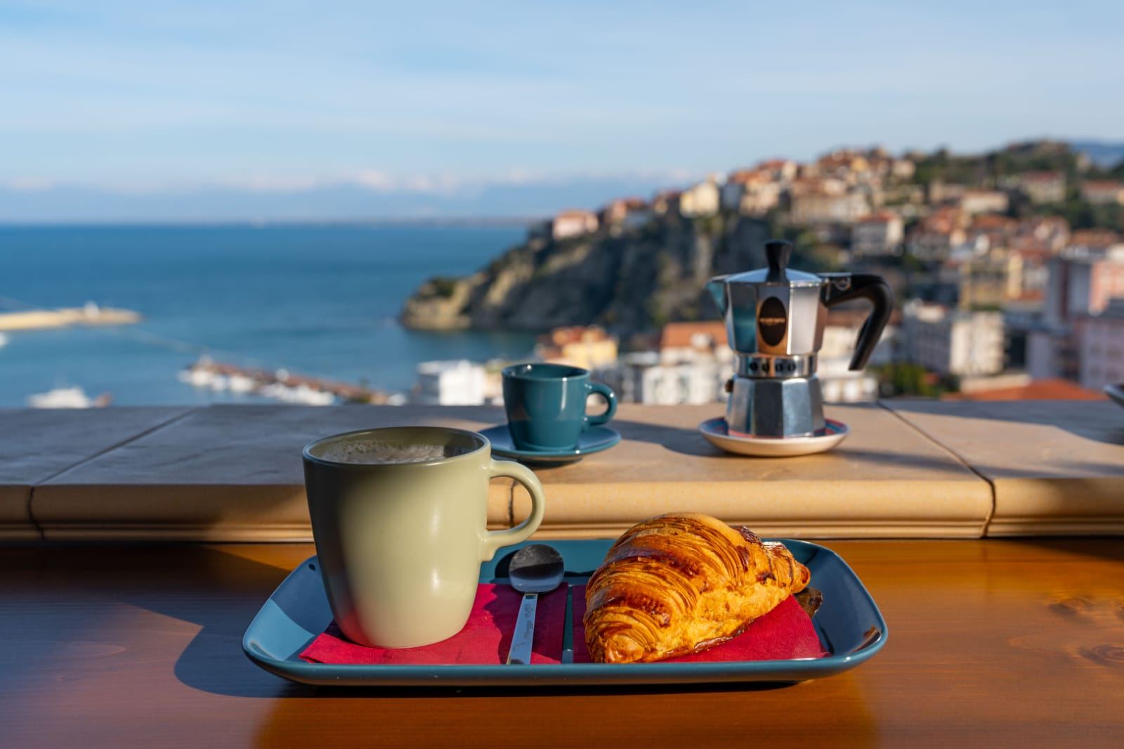 Colazione servita in terrazza con vista panoramica su Agropoli