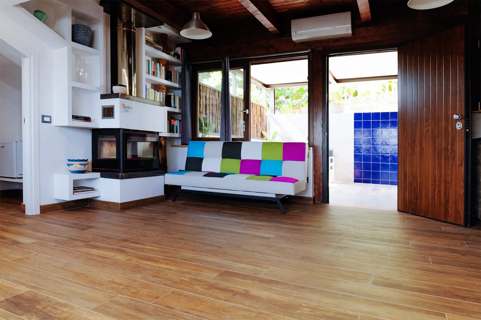 Ingresso con ampie vetrate e luce naturale del B&B Mythos